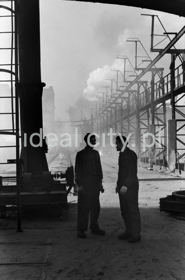 Coking Works at the Lenin Metallurgical Combine, late 1950s. The coking plant is an industrial plant for degasifying anthracite to obtain coke, coal gas, BTX, ammonia hydroxide, and coal tar (used mostly for manufacturing pesticides, medicines, dyes, modelling clay, and explosives).

Zakład Koksochemiczny kombinatu metalurgicznego Huty im. Lenina, koniec lat 50. Koksownia to zakład przemysłowy, w którym w piecach koksowniczych poddaje się odgazowaniu węgiel kamienny i otrzymuje się koks, gaz koksowniczy, benzol, wodę amoniakalną i smołę pogazową (wykorzystywaną między innymi do produkcji środków ochrony roślin, lekarstw, barwników, mas plastycznych oraz materiałów wybuchowych).

Photo by Henryk Makarewicz/idealcity.pl

