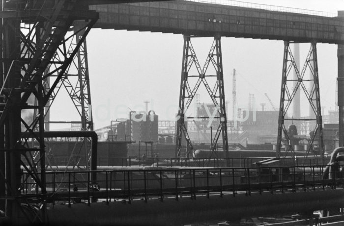 Lenin Metallurgical Combine. Pipelines, gas installation and conveyors at the steelworks. 1960s.

Kombinat metalurgiczny im. Lenina, fragmenty rurociągów i instalacji chemicznych oraz galerie taśmociągów na terenie huty, lata 60.

Photo by Henryk Makarewicz/idealcity.pl



