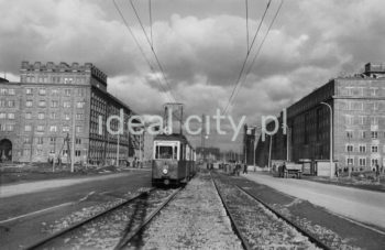 Linia tramwajowa na trasie Centrum Administracyjne HiL – Plac Centralny, widoczne (po lewej) osiedle B-1 (Szkolne) oraz A-11 (Stalowe). Tzw, „brama Nowej Huty”, II połowa lat 50.

fot. Wiktor Pental/idealcity.pl
