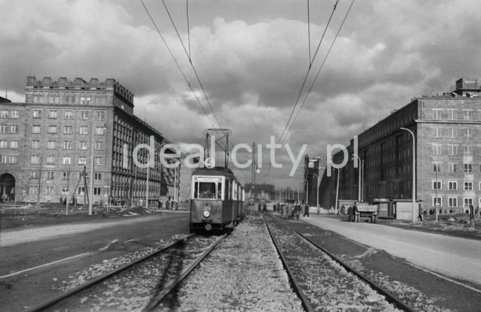 The tram route from the Lenin Steelworks Administrative Centre to Plac Centralny; also in the picture: B-1 (Szkolne, on the left) and A-11 (Stalowe) Estates. So-called “Nowa Huta Gate.” Second half of the 1950s.

Linia tramwajowa na trasie Centrum Administracyjne HiL – Plac Centralny, widoczne (po lewej) osiedle B-1 (Szkolne) oraz A-11 (Stalowe). Tzw, „brama Nowej Huty”, II połowa lat 50.

Photo by Wiktor Pental/idealcity.pl
