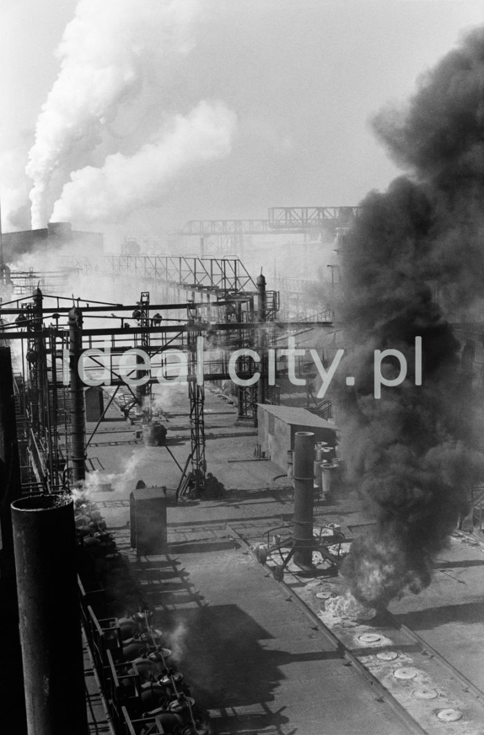 Coking Works at the Lenin Metallurgical Combine, late 1950s. The coking plant is an industrial plant for degasifying anthracite to obtain coke, coal gas, BTX, ammonia hydroxide, and coal tar (used mostly for manufacturing pesticides, medicines, dyes, modelling clay, and explosives).

Zakład Koksochemiczny kombinatu metalurgicznego Huty im. Lenina, koniec lat 50. Koksownia to zakład przemysłowy, w którym w piecach koksowniczych poddaje się odgazowaniu węgiel kamienny i otrzymuje się koks, gaz koksowniczy, benzol, wodę amoniakalną i smołę pogazową (wykorzystywaną między innymi do produkcji środków ochrony roślin, lekarstw, barwników, mas plastycznych oraz materiałów wybuchowych).

Photo by Henryk Makarewicz/idealcity.pl


