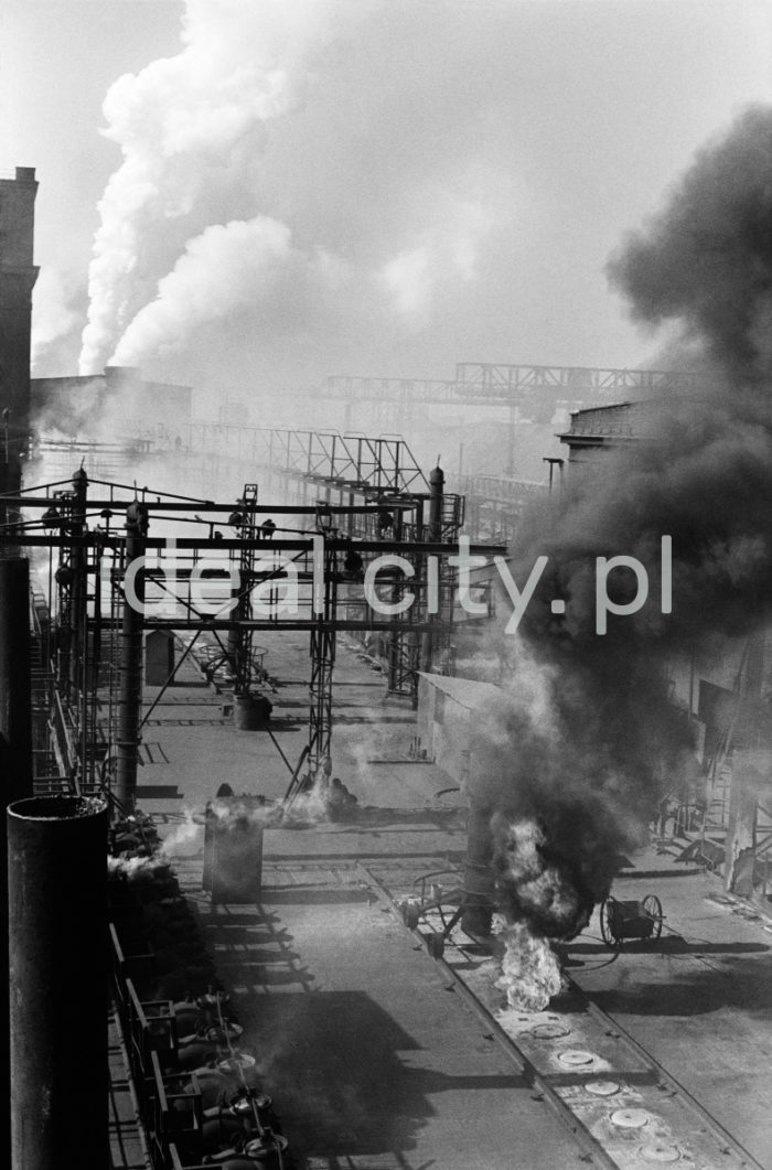 Coking Works at the Lenin Metallurgical Combine, late 1950s. The coking plant is an industrial plant for degasifying anthracite to obtain coke, coal gas, BTX, ammonia hydroxide, and coal tar (used mostly for manufacturing pesticides, medicines, dyes, modelling clay, and explosives).

Zakład Koksochemiczny kombinatu metalurgicznego Huty im. Lenina, koniec lat 50. Koksownia to zakład przemysłowy, w którym w piecach koksowniczych poddaje się odgazowaniu węgiel kamienny i otrzymuje się koks, gaz koksowniczy, benzol, wodę amoniakalną i smołę pogazową (wykorzystywaną między innymi do produkcji środków ochrony roślin, lekarstw, barwników, mas plastycznych oraz materiałów wybuchowych).

Photo by Henryk Makarewicz/idealcity.pl


