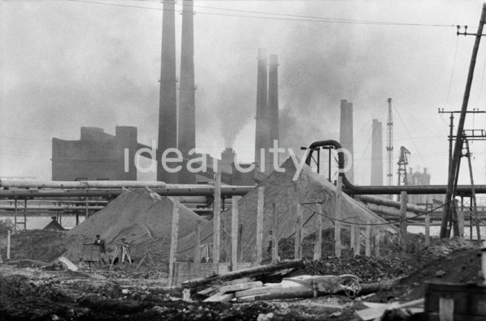 Lenin Metallurgical Combine, earthworks at the steelworks. Late 1950s or early 1960s.

Kombinat metalurgiczny im. Lenina, prace ziemne na terenie huty, w tle jeden z wydziałów, koniec lat 50. lub początek lat 60.

Photo by Henryk Makarewicz/idealcity.pl



