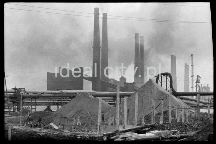 Lenin Metallurgical Combine, earthworks at the steelworks. Late 1950s or early 1960s.

Kombinat metalurgiczny im. Lenina, prace ziemne na terenie huty, w tle jeden z wydziałów, koniec lat 50. lub początek lat 60.

Photo by Henryk Makarewicz/idealcity.pl


