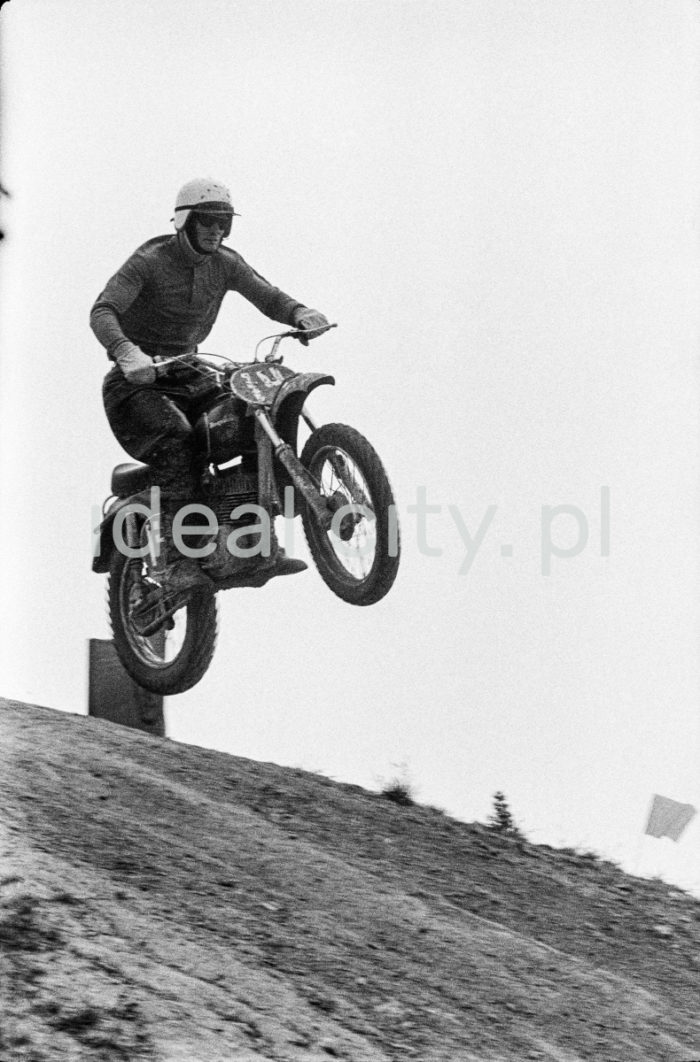 A motorcycle race in the Łąki Nowohuckie green. 1950s.

Zawody motocyklowe na terenie Łąk Nowohuckich, lata 50. XX w.

Photo by Wiktor Pental/idealcity.pl


