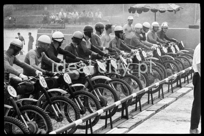 A motorcycle race in the Łąki Nowohuckie green. 1950s.

Zawody motocyklowe na terenie Łąk Nowohuckich, lata 50. XX w.

Photo by Wiktor Pental/idealcity.pl


