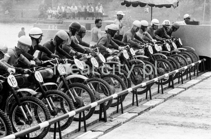 A motorcycle race in the Łąki Nowohuckie green. 1950s.

Zawody motocyklowe na terenie Łąk Nowohuckich, lata 50. XX w.

Photo by Wiktor Pental/idealcity.pl


