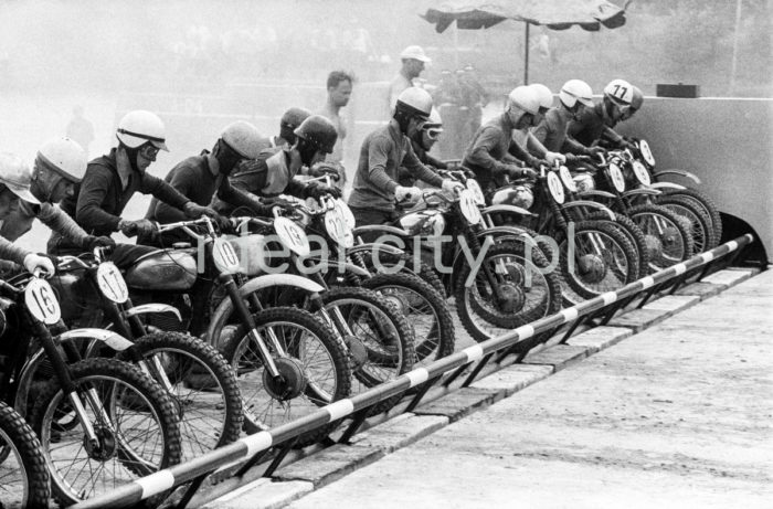 A motorcycle race in the Łąki Nowohuckie green. 1950s.

Zawody motocyklowe na terenie Łąk Nowohuckich, lata 50. XX w.

Photo by Wiktor Pental/idealcity.pl


