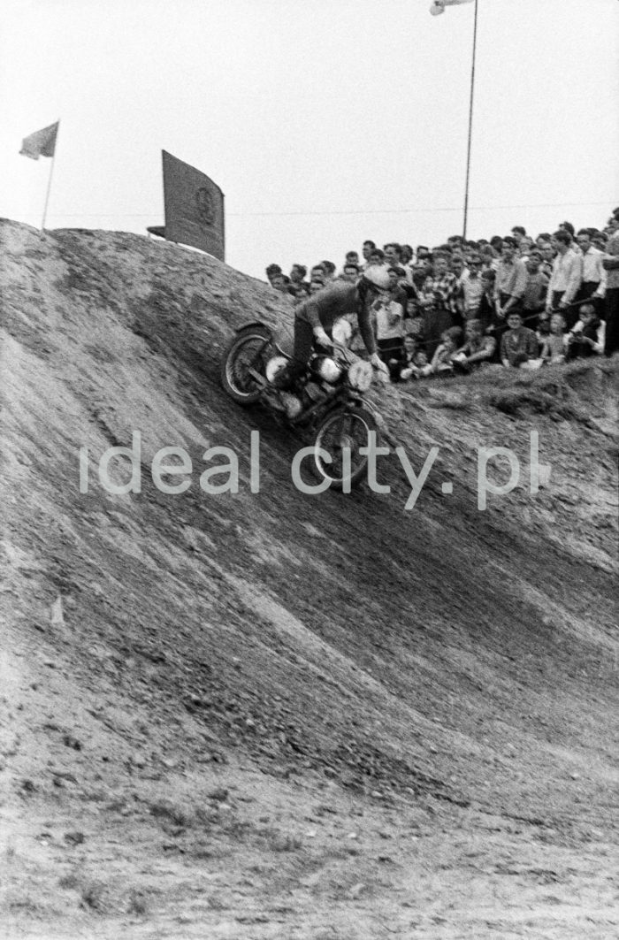 A motorcycle race in the Łąki Nowohuckie green. 1950s.

Zawody motocyklowe na terenie Łąk Nowohuckich, lata 50. XX w.

Photo by Wiktor Pental/idealcity.pl


