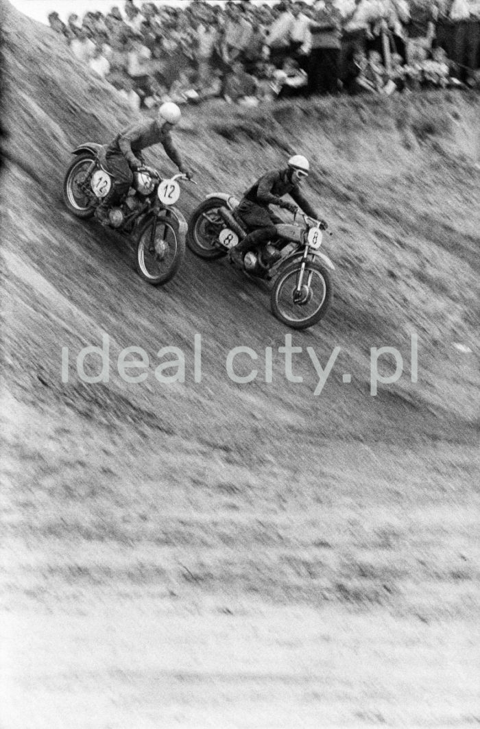 A motorcycle race in the Łąki Nowohuckie green. 1950s.

Zawody motocyklowe na terenie Łąk Nowohuckich, lata 50. XX w.

Photo by Wiktor Pental/idealcity.pl


