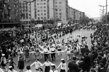 Dni Młodości i Sportu w Nowej Hucie, dzieci i młodzież na Alei Róż, po lewej zabudowa Osiedla Zgody oraz Osiedla Uroczego. Ok. 1965r.

fot. Henryk Makarewicz/idealcity.pl

