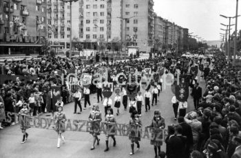Dni Młodości i Sportu w Nowej Hucie, dzieci i młodzież na Alei Róż, po lewej zabudowa Osiedla Zgody oraz Osiedla Uroczego. Ok. 1965r.

fot. Henryk Makarewicz/idealcity.pl


