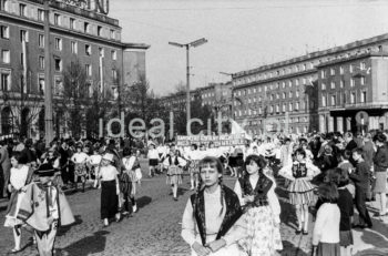 Dni Młodości i Sportu w Nowej Hucie, dzieci i młodzież na Placu Centralnym, w tle po lewej zabudowa Osiedla Centrum B, po prawej Osiedla Centrum A. Ok. 1965r.


fot. Henryk Makarewicz/idealcity.pl

