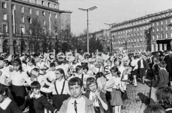 Dni Młodości i Sportu w Nowej Hucie, dzieci i młodzież na Placu Centralnym, w tle po lewej zabudowa Osiedla Centrum B, po prawej Osiedla Centrum A. Ok. 1965r.


fot. Henryk Makarewicz/idealcity.pl


