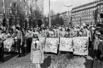 Dni Młodości i Sportu w Nowej Hucie, dzieci i młodzież na Placu Centralnym, w tle po lewej zabudowa Osiedla Centrum B, po prawej Osiedla Centrum A. Ok. 1965r.


fot. Henryk Makarewicz/idealcity.pl

