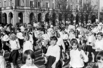 Dni Młodości i Sportu w Nowej Hucie, dzieci i młodzież na Placu Centralnym, w tle zabudowa Osiedla Centrum B (B-31).
Ok. 1965r.


fot. Henryk Makarewicz/idealcity.pl

