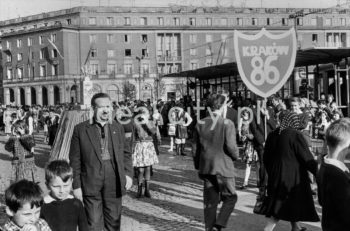 Dni Sportu i Młodości na placu Centralnym, na budynku w tle widać attykę w formie tralkowej balustrady, która zostanie usunięta w późniejszym okresie. 1965r. 

fot. Henryk Makarewicz/idealcity.pl

