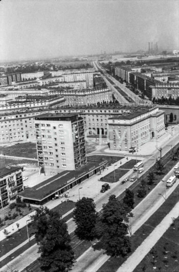 Widok z lotu ptaka na centrum Nowej Huty. Po lewej fragment Osiedla Centrum D, w głębi Osiedle Centrum B i A.

fot. Henryk Makarewicz/idealcity.pl

