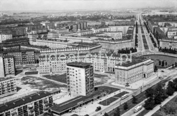 Zdjęcie lotnicze centralnej części Nowej Huty - na pierwszym planie Osiedle Handlowe (D-3), obok Plac Centralny i widoczna wychodząca z niego jedna z głównych arterii układu urbanistycznego - Aleja Solidarności (dawniej Lenina)


fot. Henryk Makarewicz/idealcity.pl


