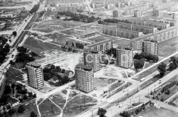 Widok z lotu ptaka na Osiedle Kolorowe. Koniec lat 50. XXw.

fot. Henryk Makarewicz/idealcity.pl

