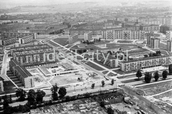 Bird’s-eye view of the Kolorowe Estate (left), and the Handlowe Estate (right). Further back: Zgody Estate. Late 1950s.

Widok z lotu ptaka na Osiedle Kolorowe(po lewej), oraz Osiedle Handlowe(po prawej). W głębi Osiedle Zgody. Koniec lat 50. XX w. 

Photo by Henryk Makarewicz/idealcity.pl

