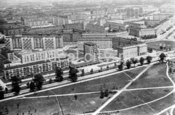Widok z lotu ptaka na zabudowę Osiedla Centrum D. W głębi Osiedla Centrum C i B.
Koniec lat 50. XXw.

fot. Henryk Makarewicz/idealcity.pl

