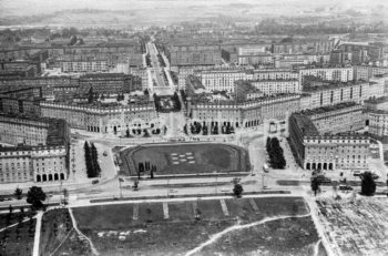 Zdjęcie lotnicze od strony Łąk Nowohuckich, w kierunku Placu Centralnego pokazujące symetrie planu urbanistycznego Nowej Huty. Lata 60. XXw.

fot. Henryk Makarewicz/idealcity.pl



