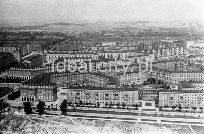 Bird’s-eye view of the Centrum A Estate, further back the Centrum B Estate. On the right: Szklane Domy Estate and so-called Swedish House. 1960s.

Widok lotniczy na Osiedle Centrum A, na drugim planie Osiedle Centrum B. po prawej Osiedle Szklane Domy i tzw. Dom Szwedzki. Lata 60. XX w.

Photo by Henryk Makarewicz/idealcity.pl



