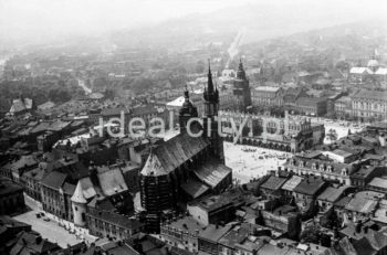 Widok z lotu ptaka na Bazylikę Mariacką oraz Rynek Główny w Krakowie, lata 60. XXw.

fot. Henryk Makarewicz/idealcity.pl

