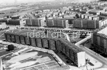 Na pierwszym planie tzw. Blok Szwedzki, w centrum Osiedle Hutnicze, w głębi Osiedle Willowe i Wandy, po lewej fragmenty zabudowy Osiedla Szkolnego.

fot. Henryk Makarewicz/idealcity.pl



