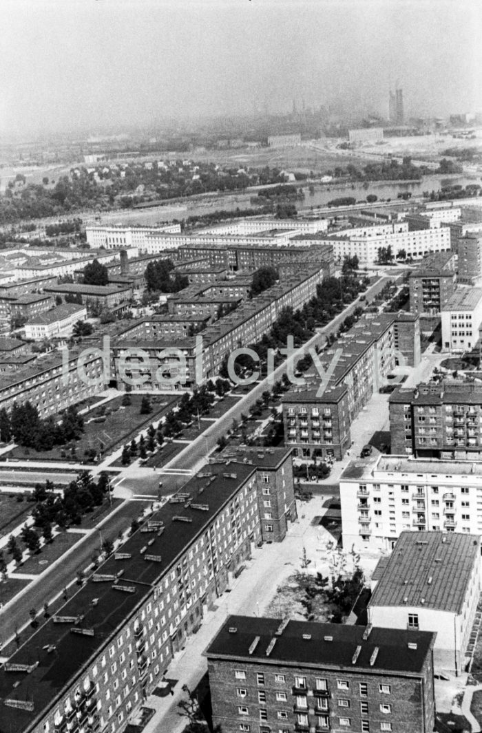 Bird’s-eye view towards the Lenin Steelworks. On the right: Słoneczne Estate; on the left: Zielone Estate; in the background: Szkolne Estate.

Widok z lotu ptaka w kierunku Huty im. W.I. Lenina. Po prawej zabudowa Osiedla Słonecznego, po lewej Osiedla Zielonego, w perspektywie na wprost Osiedle Szkolne.

Photo by Henryk Makarewicz/idealcity.pl


