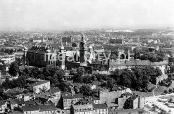 Widok z lotu ptaka na Zamek na Wawelu, lata 60. XXw.

fot. Henryk Makarewicz/idealcity.pl
