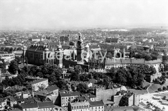 Bird’s-eye view of the Royal Castle on Wawel Hill. 1960s.

Widok z lotu ptaka na Zamek na Wawelu, lata 60. XX w.

Photo by Henryk Makarewicz/idealcity.pl
