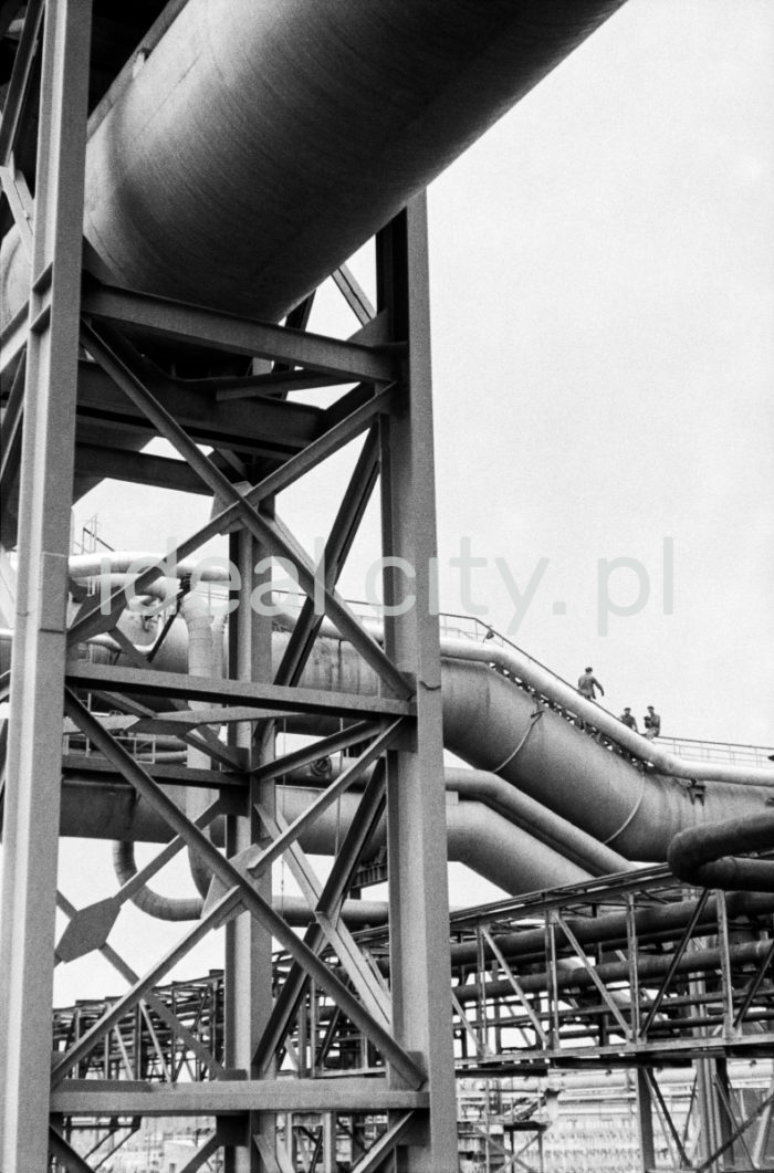 Lenin Metallurgical Combine, steel construction, gas pipelines and installations at the steelworks. 1960s.

Kombinat metalurgiczny im. Lenina, fragmenty konstrukcji stalowych i gazociągów oraz instalacji na terenie huty, lata 60.

Photo by Henryk Makarewicz/idealcity.pl



