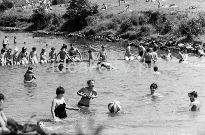 Enjoying the time by the River Raba, Myślenice. 1960s.

Wypoczynek nad Rabą, Myślenice. Lata 60. XX w.

Photo by Henryk Makarewicz/idealcity.pl

