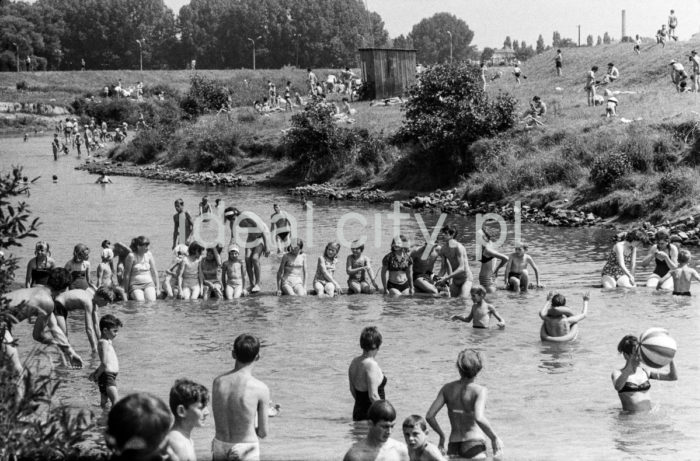 Wypoczynek nad Rabą, Myślenice. Lata 60. XXw.

fot. Henryk Makarewicz/idealcity.pl

