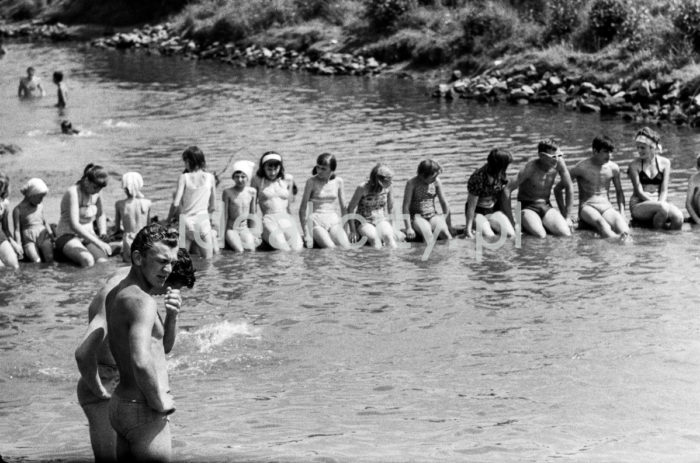 Enjoying the time by the River Raba, Myślenice. 1960s.

Wypoczynek nad Rabą, Myślenice. Lata 60. XX w.

Photo by Henryk Makarewicz/idealcity.pl

