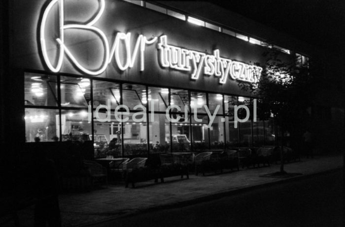 The Smok restaurant by the Main Railway Station in Kraków. 1960s.

Budynek Baru Smok przed Dworcem Głównym PKP w Krakowie. Lata 60. XX w.

Photo by Henryk Makarewicz/idealcity.pl

