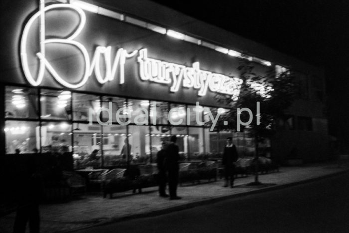 The Smok restaurant by the Main Railway Station in Kraków. 1960s.

Budynek Baru Smok przed Dworcem Głównym PKP w Krakowie. Lata 60. XX w.

Photo by Henryk Makarewicz/idealcity.pl

