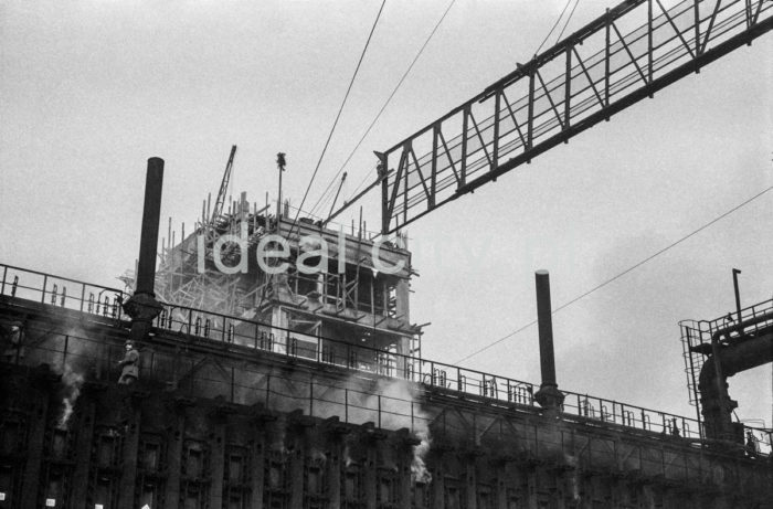 Lenin Metallurgical Combine, Coking Works – coking oven battery. 1960s.

Kombinat metalurgiczny im. Lenina, rejon Zakładu Koksochemicznego – bateria koksownicza, lata 60.

Photo by Henryk Makarewicz/idealcity.pl



