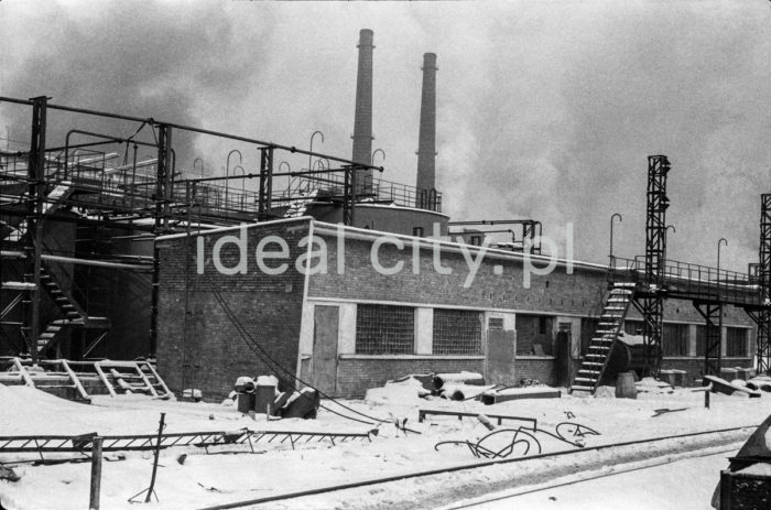 Lenin Metallurgical Combine, containers at the steelworks. 1960s.

Kombinat metalurgiczny im. Lenina, zbiorniki na terenie huty, lata 60.

Photo by Henryk Makarewicz/idealcity.pl



