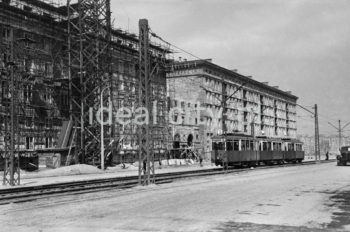 Tramwaj nr 5 na trasie pomiędzy kombinatem a Placem Centralnym, w tle budowa domów mieszkalnych na osiedlu B-31 (Centrum B), lata 50.

fot. Henryk Makarewicz/idealcity.pl
