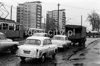 Wjazd do Nowej Huty od strony Czyżyn. Po lewej wysokościowce na Osiedlu Kolorowym. Lata 60. XXw. 

fot. Henryk Makarewicz/idealcity.pl


