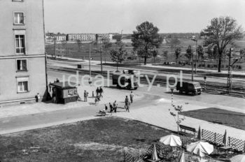 View from a shopping pavilion adjacent to a modernist tower block – block no. 7 on the D-31 Estate – in the fields on the other side of the street a new post-modern Centrum E Estate, designed by Romuald Loegler, would soon be built.

Widok z parterowego budynku handlowego będącego częścią modernistycznego punktowca – blok nr 7 na osiedlu D-31 – w przyszlości na polach widocznych po drugiej stronie ulicy wyrośnie postmodernistyczne osiedle Centrum E projektu Romualda Loeglera.

Photo by Henryk Makarewicz/idealcity.pl


