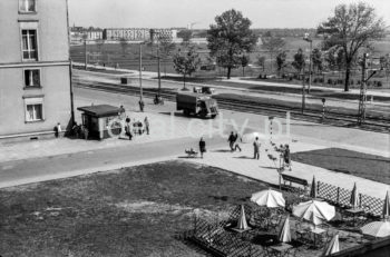 View from a shopping pavilion adjacent to a modernist tower block – block no. 7 on the D-31 Estate – in the fields on the other side of the street a new post-modern Centrum E Estate, designed by Romuald Loegler, would soon be built.

Widok z dachu parterowego pawilonu handlowego będącego częścią modernistycznego punktowca – blok nr 7 na osiedlu D-31 – w przyszłości na polach widocznych po drugiej stronie ulicy wyrośnie postmodernistyczne osiedle Centrum E projektu Romualda Loeglera.

Photo by Henryk Makarewicz/idealcity.pl


