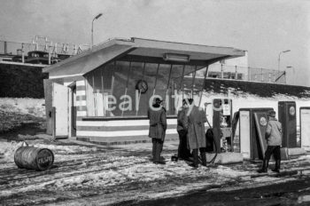 Petrol station by the Nitrogen Plant in Tarnów. 1960s.

Stacja benzynowa przy Zakładach Azotowych w Tarnowie. Lata 60. XX w.

Photo by Henryk Makarewicz/idealcity.pl

