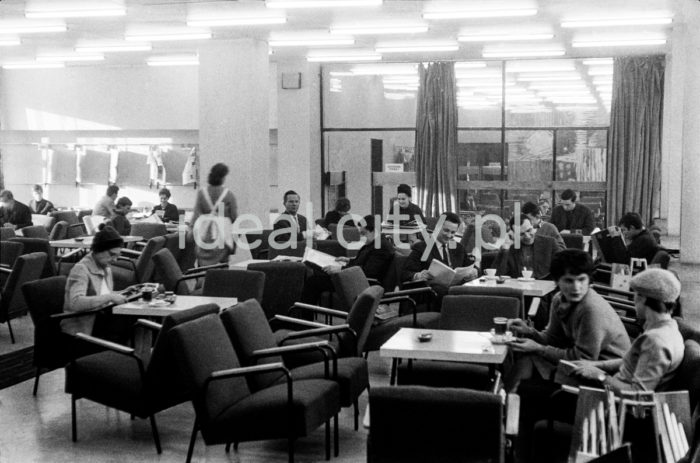 Inside the International Press and Book Club in Kielce. 1963.

Wnętrze klubu Międzynarodowej Prasy i Książki w Kielcach, 1963 r.

Photo by Henryk Makarewicz/idealcity.pl


