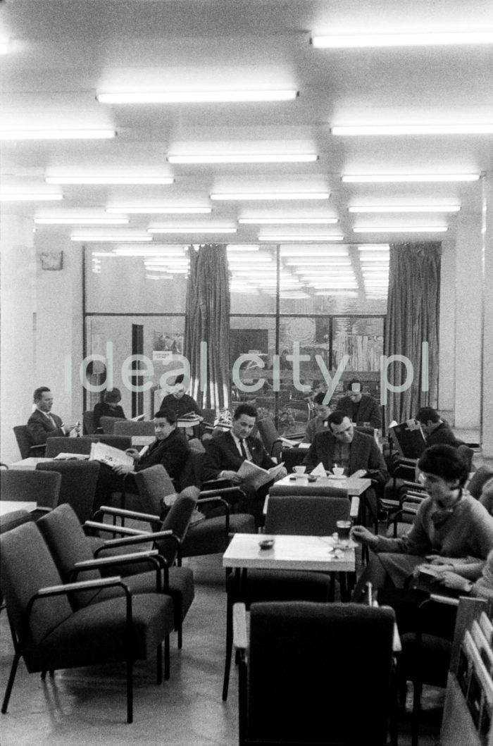 Inside the International Press and Book Club in Kielce. 1963.

Wnętrze klubu Międzynarodowej Prasy i Książki w Kielcach, 1963 r.

Photo by Henryk Makarewicz/idealcity.pl


