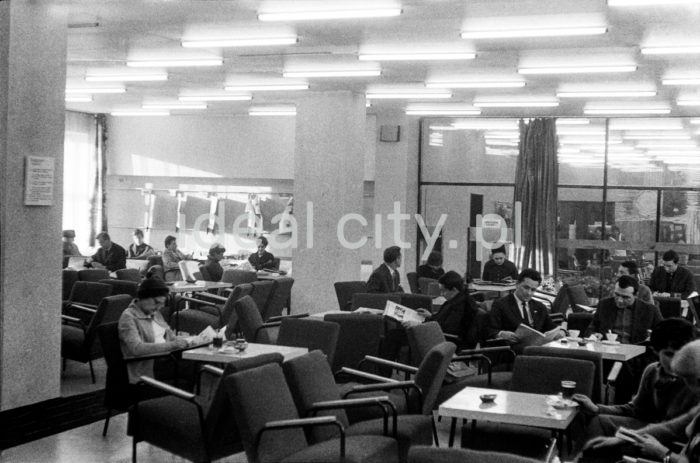 Inside the International Press and Book Club in Kielce. 1963.

Wnętrze klubu Międzynarodowej Prasy i Książki w Kielcach, 1963 r.

Photo by Henryk Makarewicz/idealcity.pl



