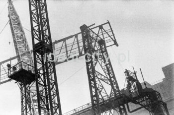 Kombinat metalurgiczny im. Lenina, fragmenty konstrukcji stalowych i gazociągów oraz instalacji na terenie huty, lata 60.

fot. Henryk Makarewicz/idealcity.pl




